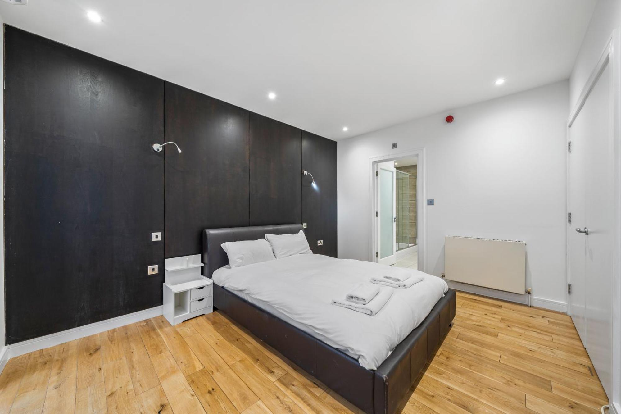Stunning 2 Bed 2 Bath With Air Con + Garden *