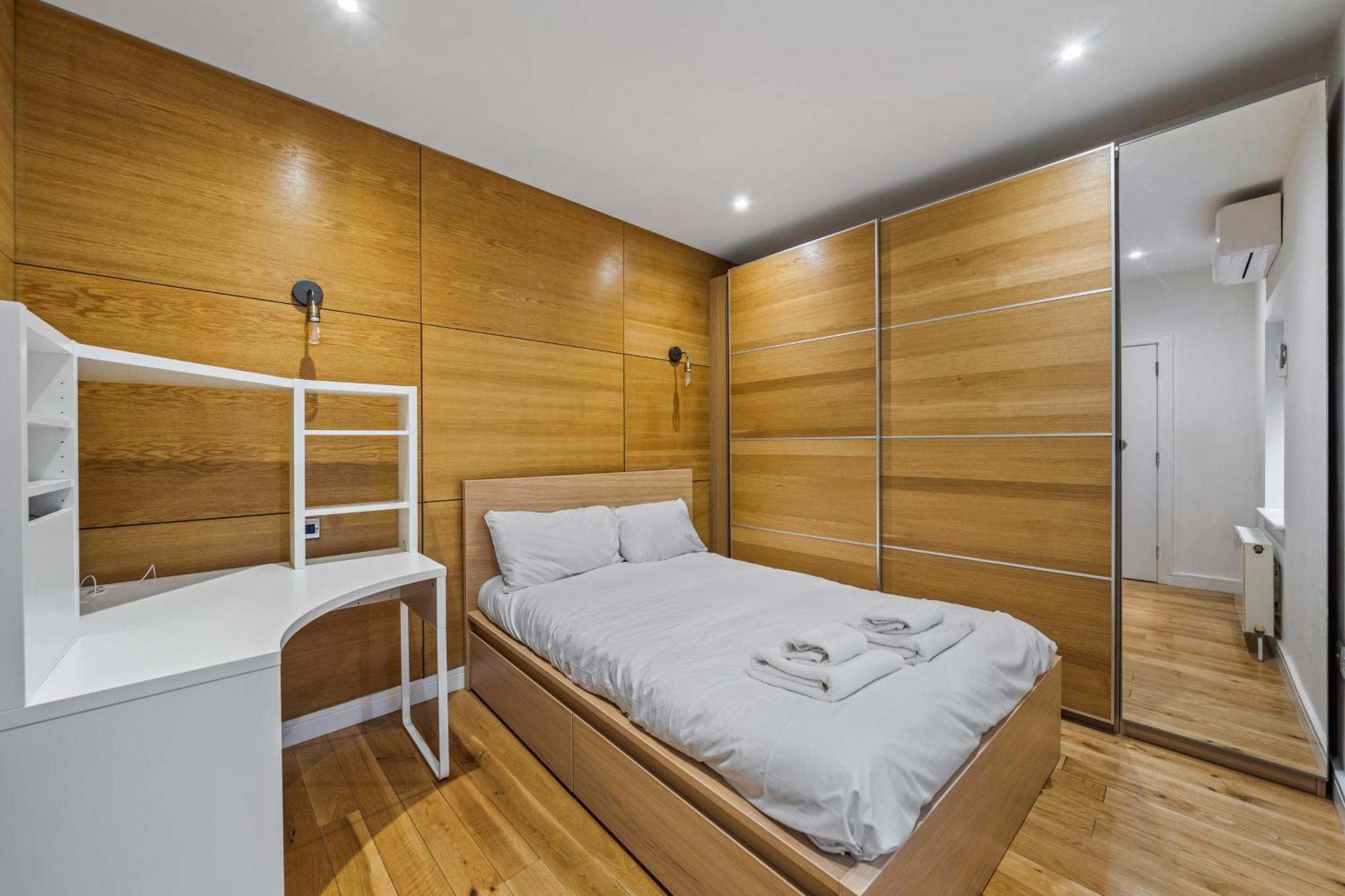 Stunning 2 Bed 2 Bath With Air Con + Garden Appartement Londen