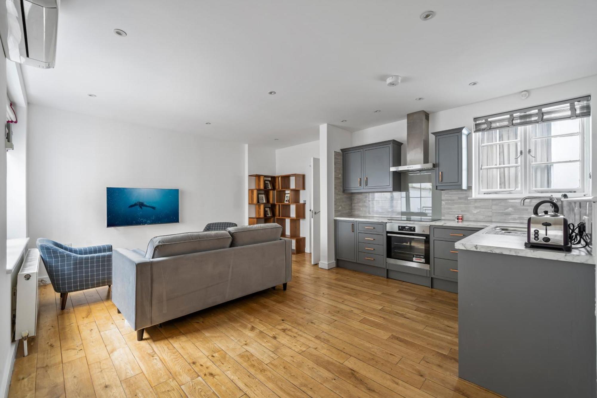 Stunning 2 Bed 2 Bath With Air Con + Garden Londen