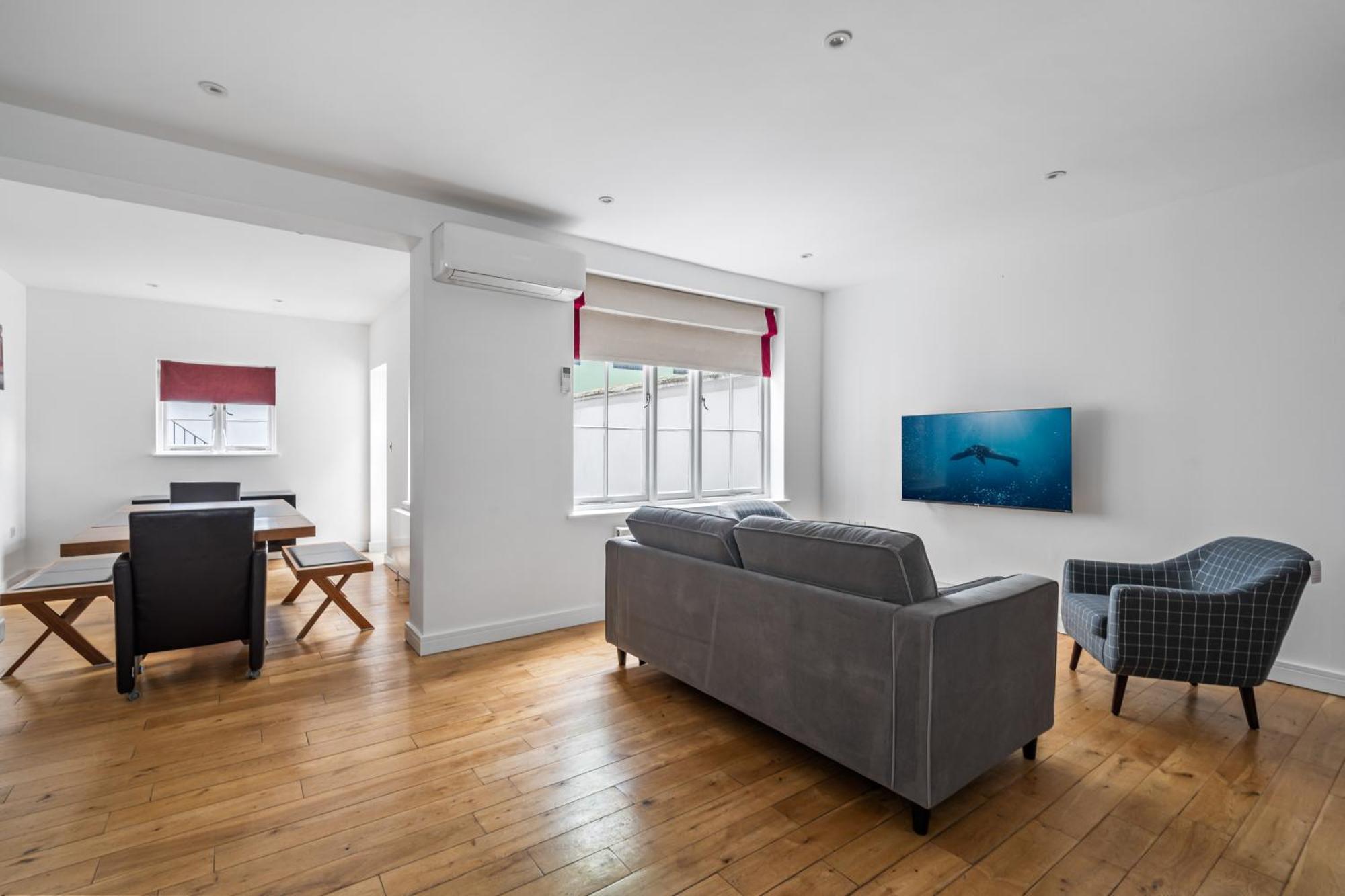 Stunning 2 Bed 2 Bath With Air Con + Garden Appartement *