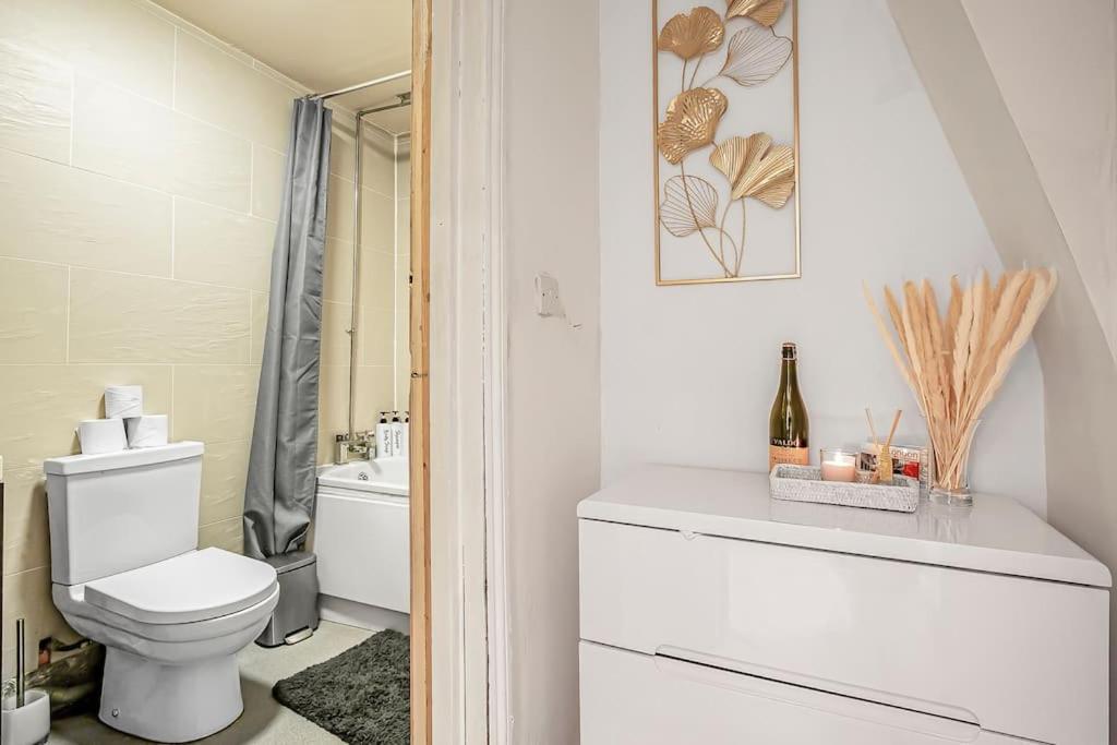 Serene With Garden View - Cozy Retreat For Couples & Solo Travellers *