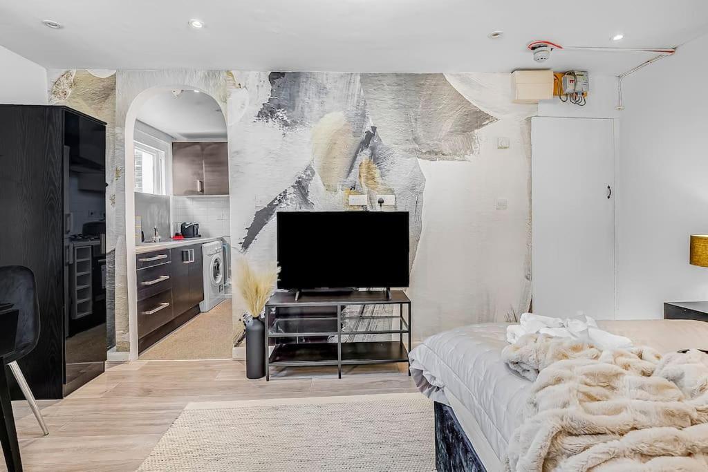 Apartamento Serene With Garden View - Cozy Retreat For Couples & Solo Travellers