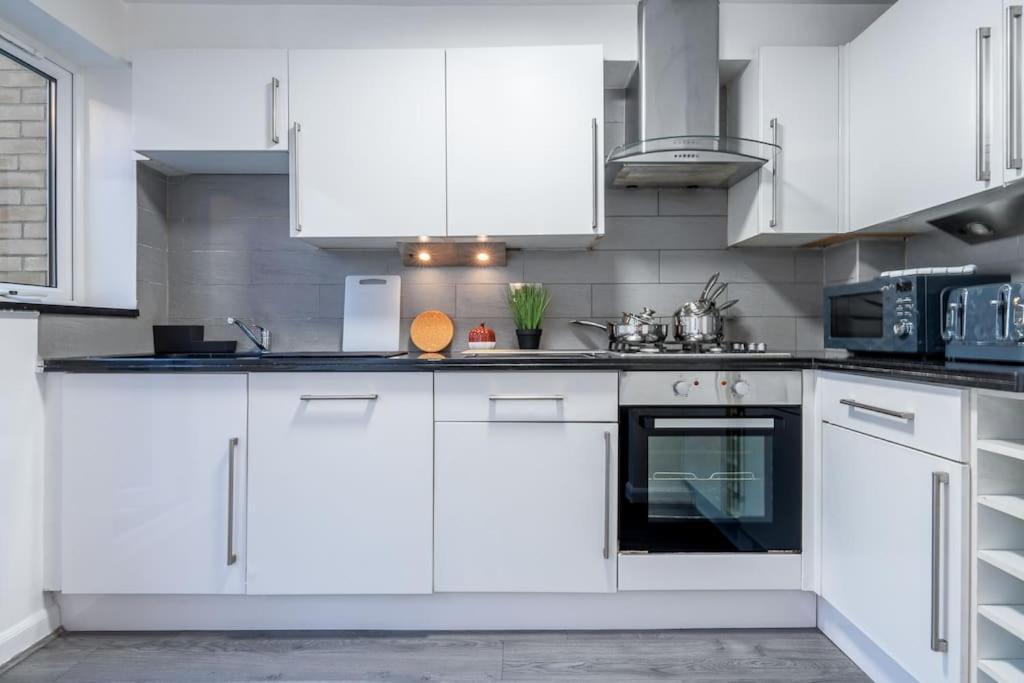 Casa de Férias 4 Beds - Tooting - 20 Min To - Free Parking