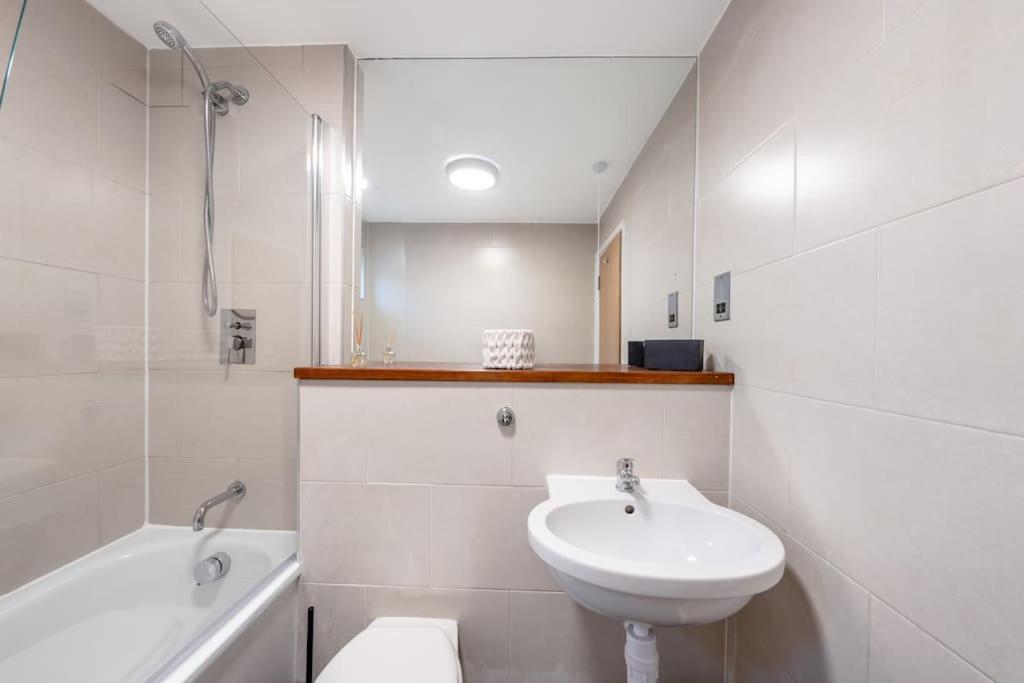 4 Beds - Tooting - 20 Min To - Free Parking Casa de Férias *