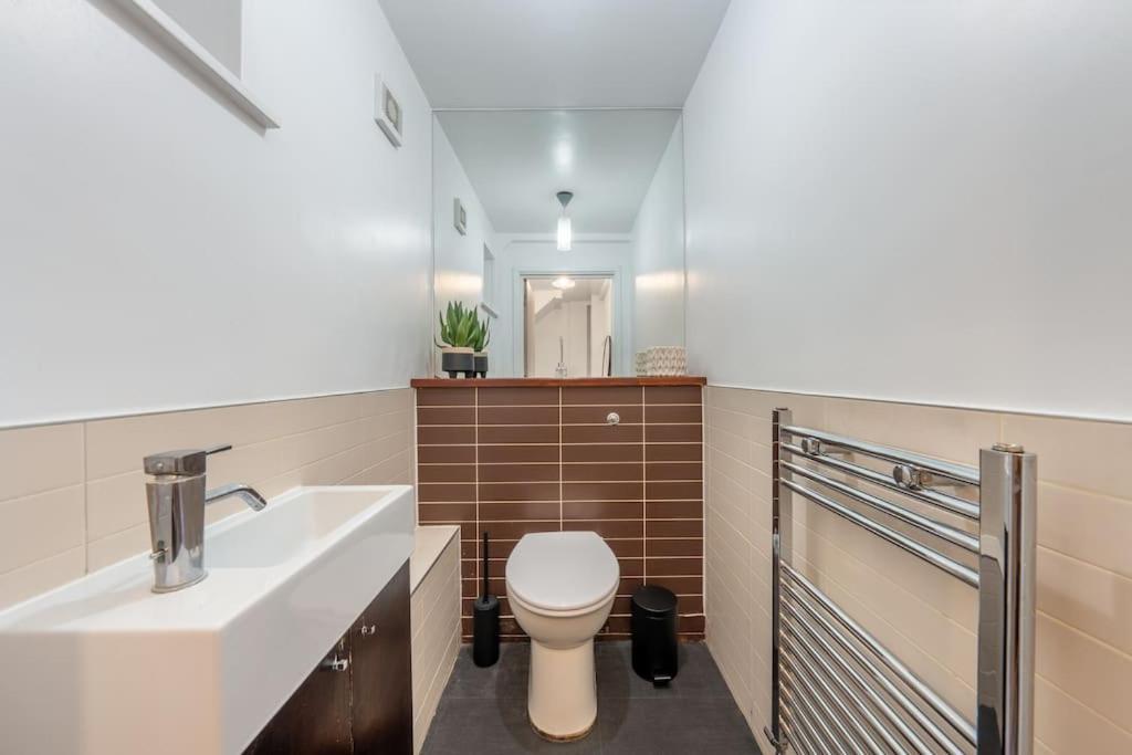 4 Beds - Tooting - 20 Min To - Free Parking Casa de Férias