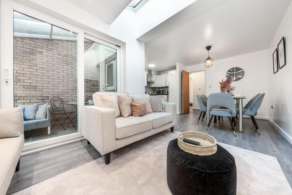 4 Beds - Tooting - 20 Min To - Free Parking Casa de Férias *
