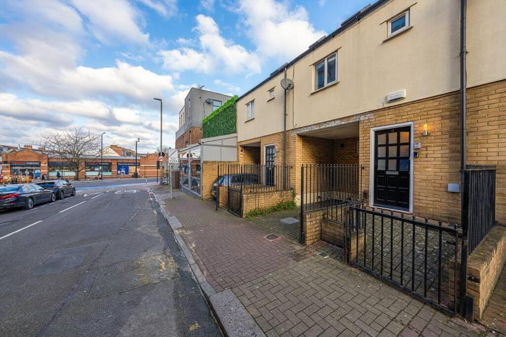 4 Beds - Tooting - 20 Min To - Free Parking Casa de Férias Londres