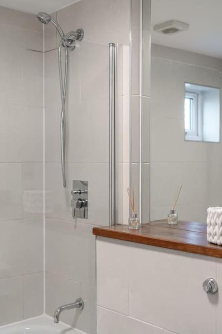 4 Beds - Tooting - 20 Min To - Free Parking Casa de Férias *