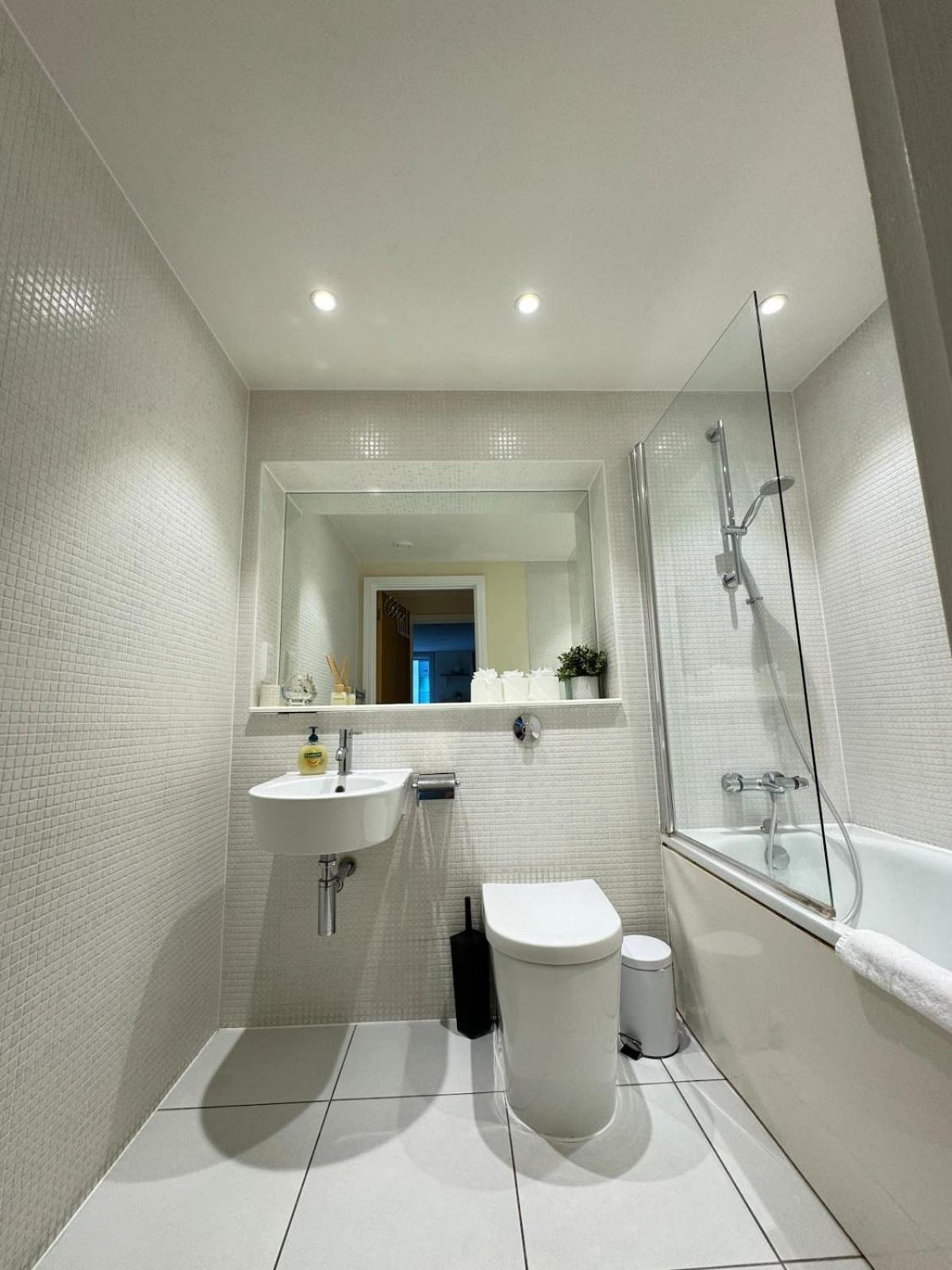 Appartement Contemporary 2bd Flat Wbalcony Canary Wharf!