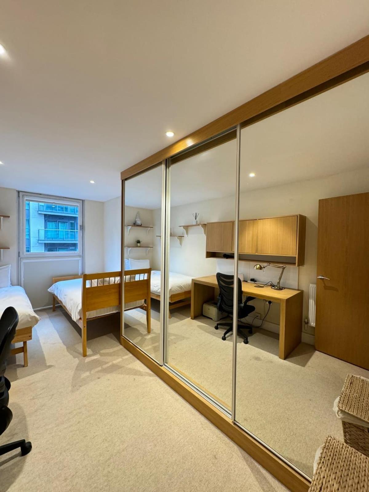 Contemporary 2bd Flat Wbalcony Canary Wharf! Appartement Londres