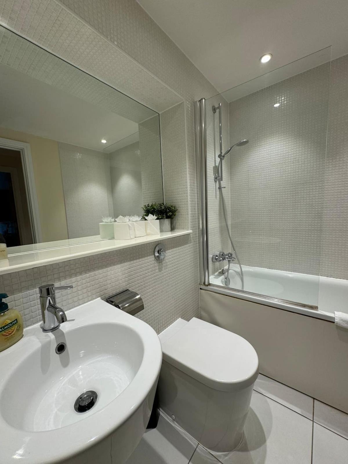 Contemporary 2bd Flat Wbalcony Canary Wharf! Appartement