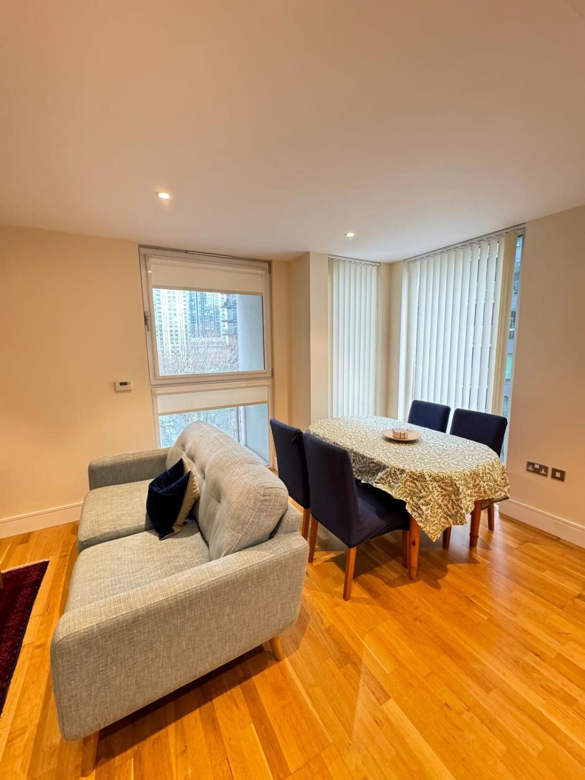 Contemporary 2bd Flat Wbalcony Canary Wharf! Appartement *
