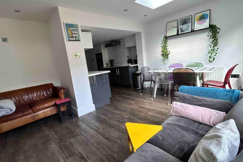 2 Bedrooms With Private Garden Walking Distance To Underground Ideal For Families * London