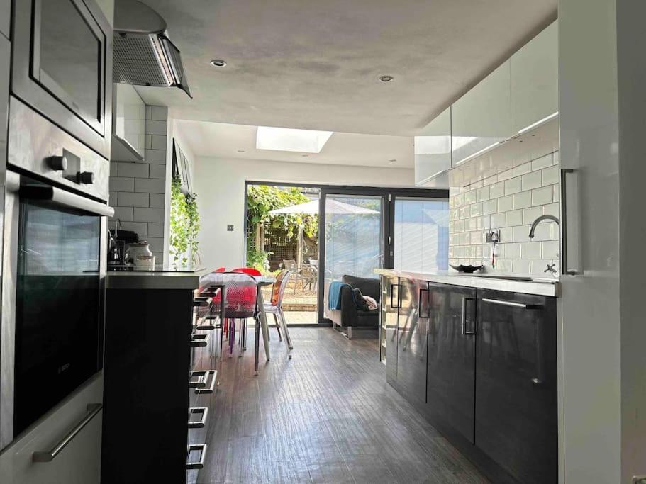2 Bedrooms With Private Garden Walking Distance To Underground Ideal For Families