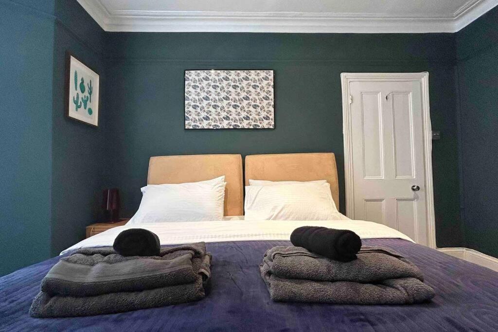 2 Bedrooms With Private Garden Walking Distance To Underground Ideal For Families * London