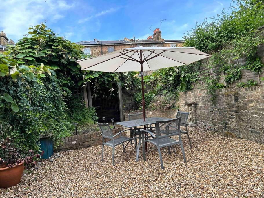 2 Bedrooms With Private Garden Walking Distance To Underground Ideal For Families Apartment *