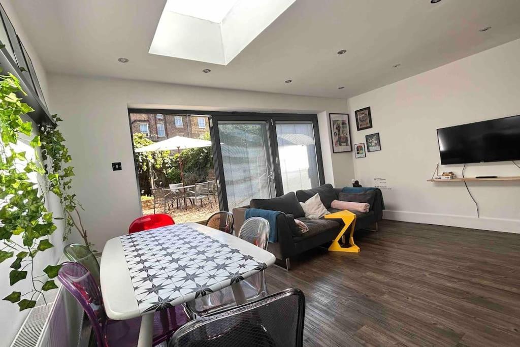 2 Bedrooms With Private Garden Walking Distance To Underground Ideal For Families *