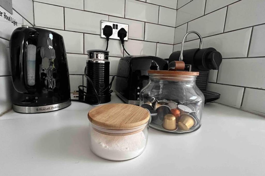 Apartment 2 Bedrooms With Private Garden Walking Distance To Underground Ideal For Families London