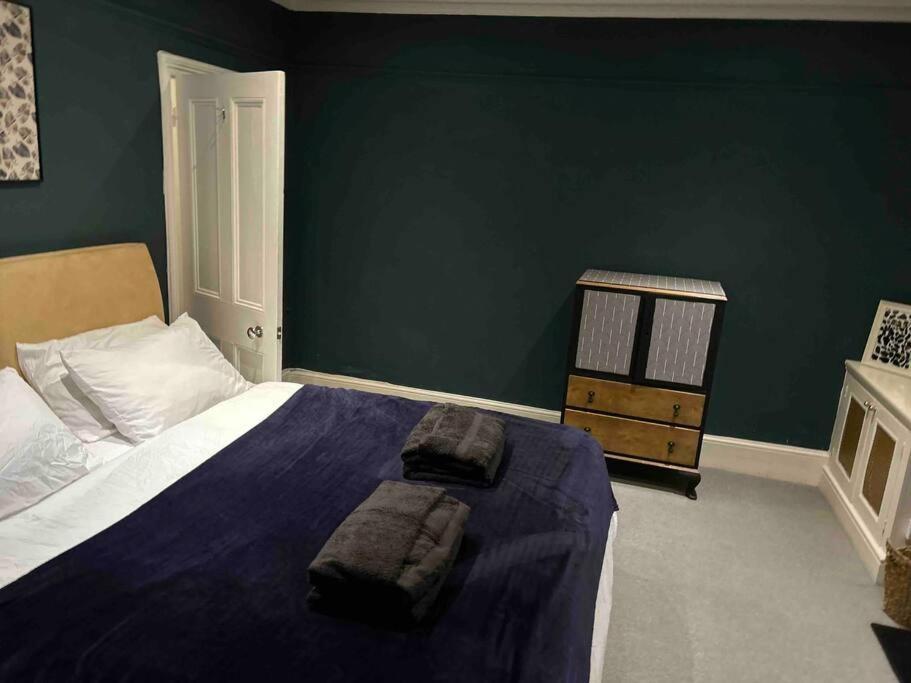 2 Bedrooms With Private Garden Walking Distance To Underground Ideal For Families Apartment