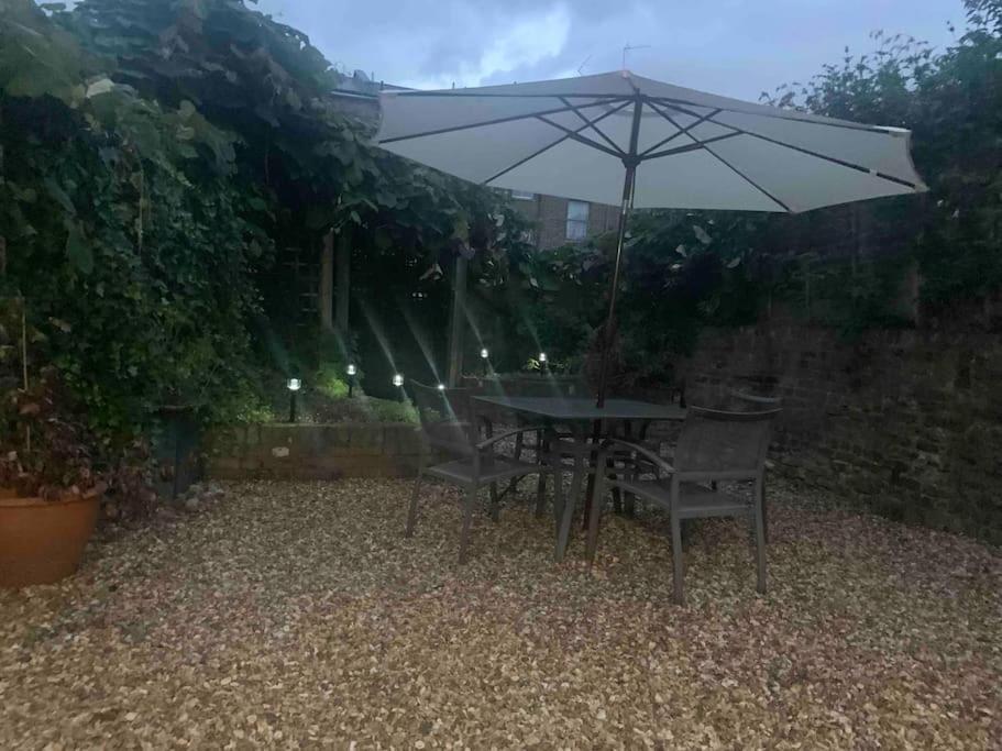 2 Bedrooms With Private Garden Walking Distance To Underground Ideal For Families *