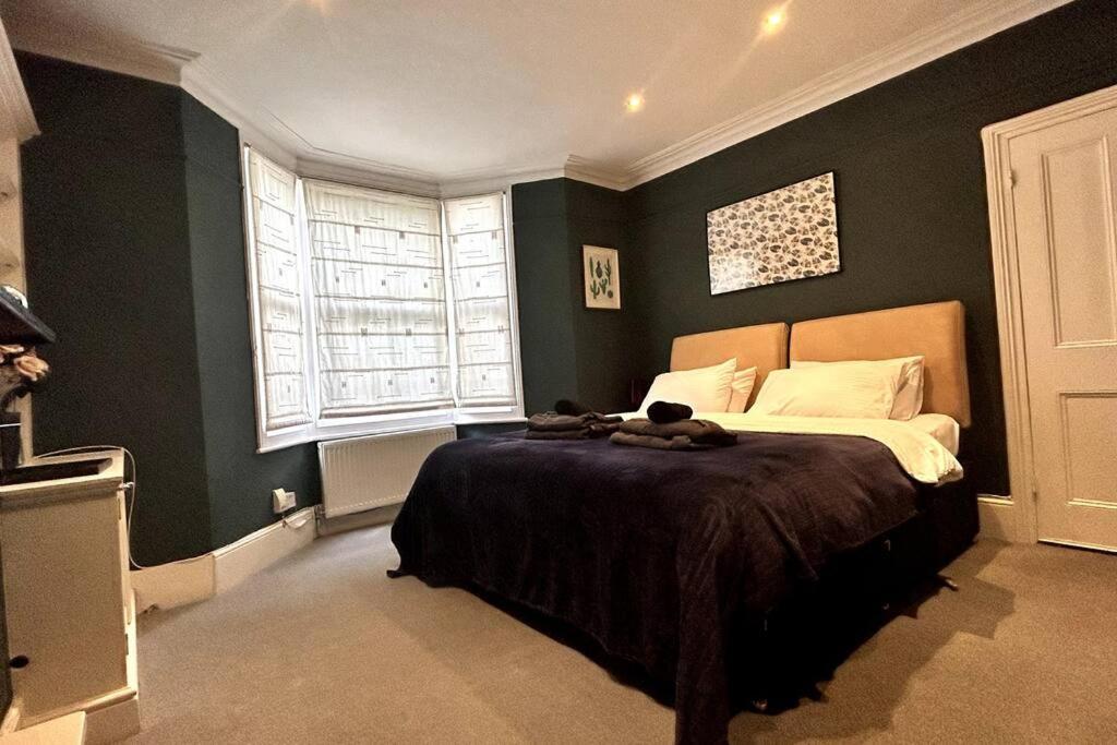 Apartment 2 Bedrooms With Private Garden Walking Distance To Underground Ideal For Families