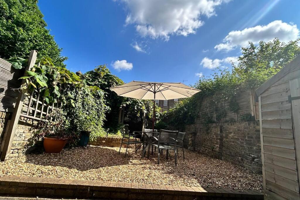 2 Bedrooms With Private Garden Walking Distance To Underground Ideal For Families Apartment *