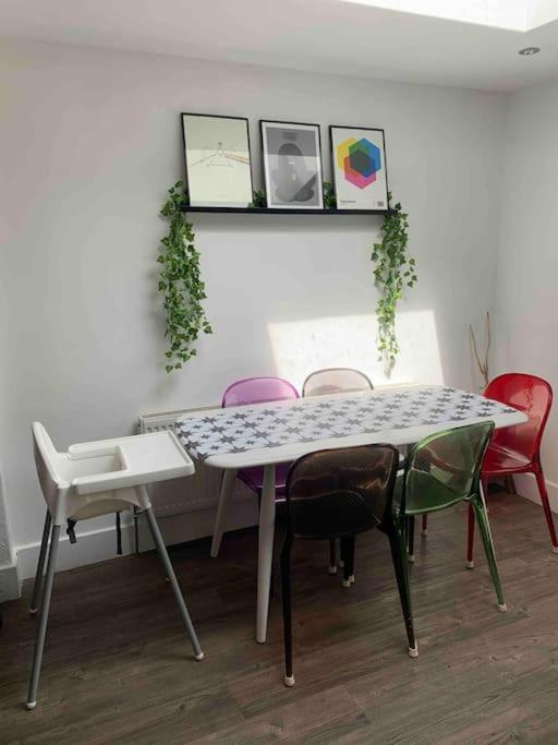 2 Bedrooms With Private Garden Walking Distance To Underground Ideal For Families