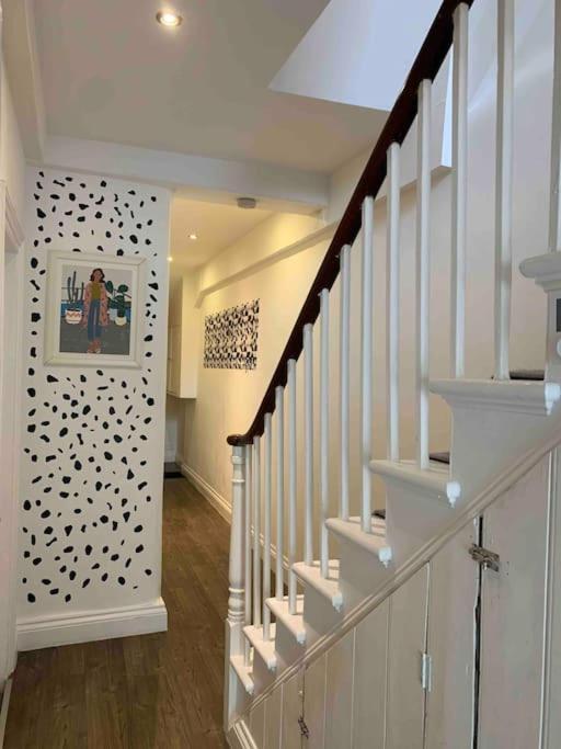 2 Bedrooms With Private Garden Walking Distance To Underground Ideal For Families Apartment *
