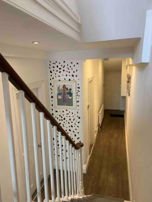 2 Bedrooms With Private Garden Walking Distance To Underground Ideal For Families Apartment London