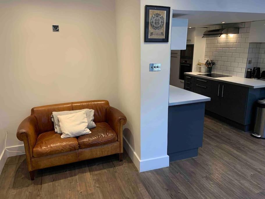 2 Bedrooms With Private Garden Walking Distance To Underground Ideal For Families Apartment London