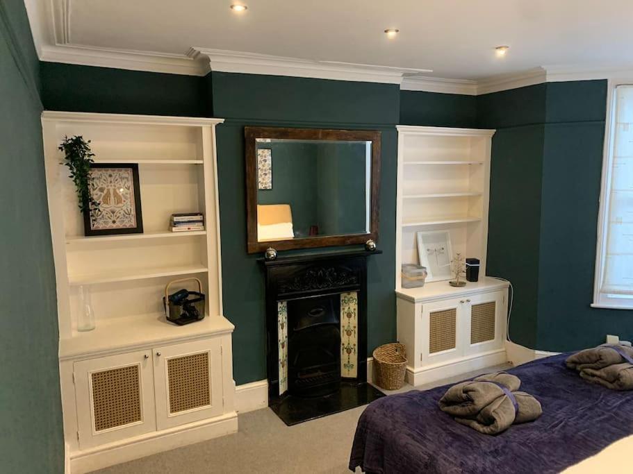 2 Bedrooms With Private Garden Walking Distance To Underground Ideal For Families