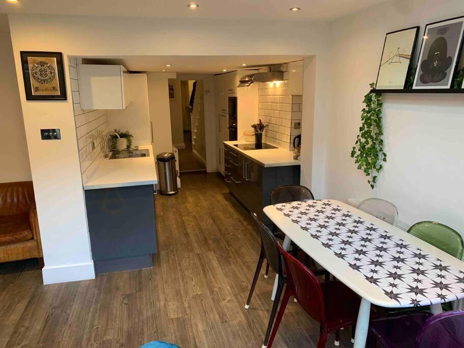 Apartment 2 Bedrooms With Private Garden Walking Distance To Underground Ideal For Families *