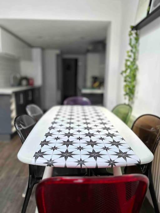 Apartment 2 Bedrooms With Private Garden Walking Distance To Underground Ideal For Families