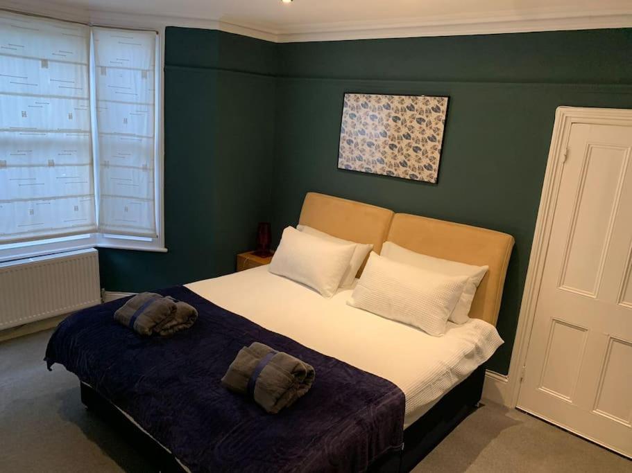 2 Bedrooms With Private Garden Walking Distance To Underground Ideal For Families Apartment *