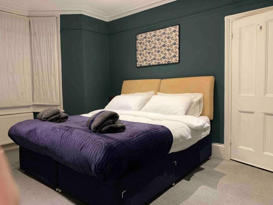 2 Bedrooms With Private Garden Walking Distance To Underground Ideal For Families Apartment London