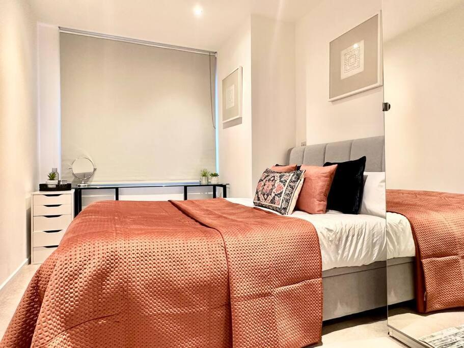 Modern 2 Bedroom In Central Apartment *