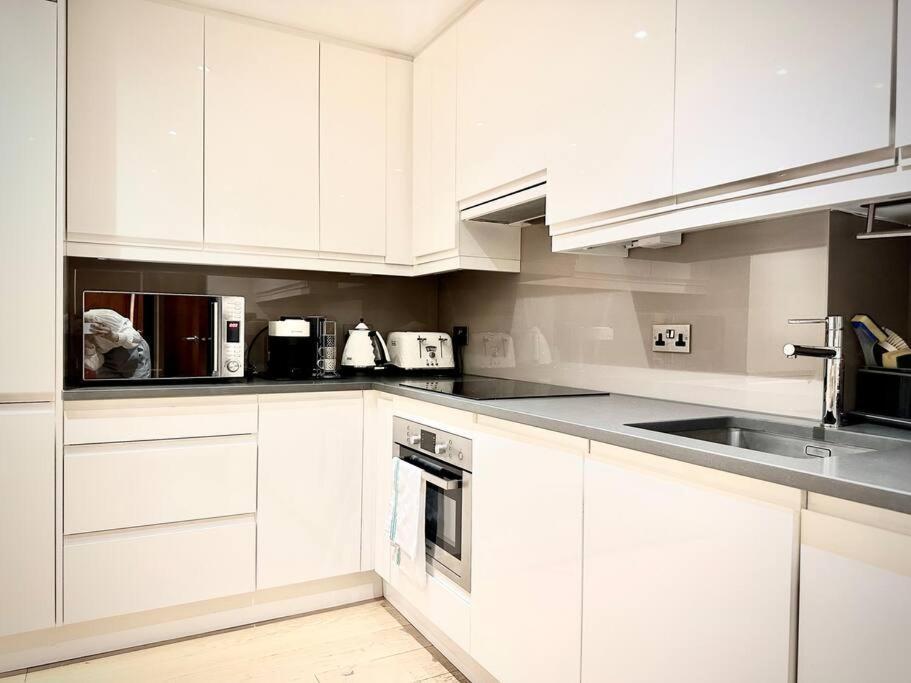 Modern 2 Bedroom In Central Apartment