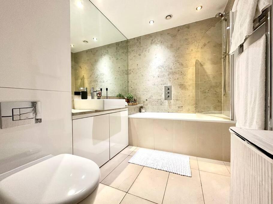 Modern 2 Bedroom In Central Apartment *