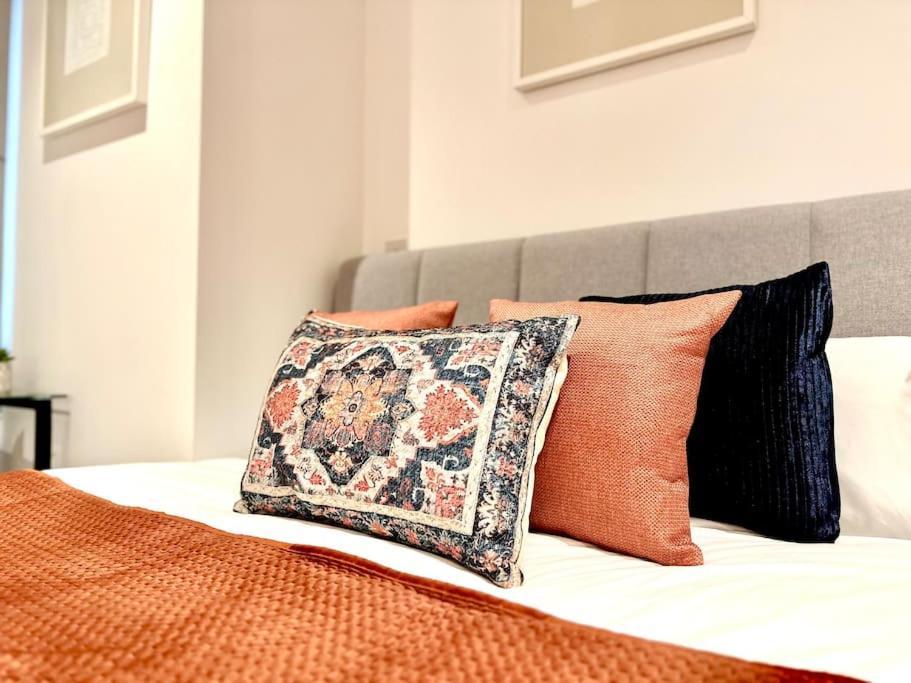 Modern 2 Bedroom In Central Apartment *