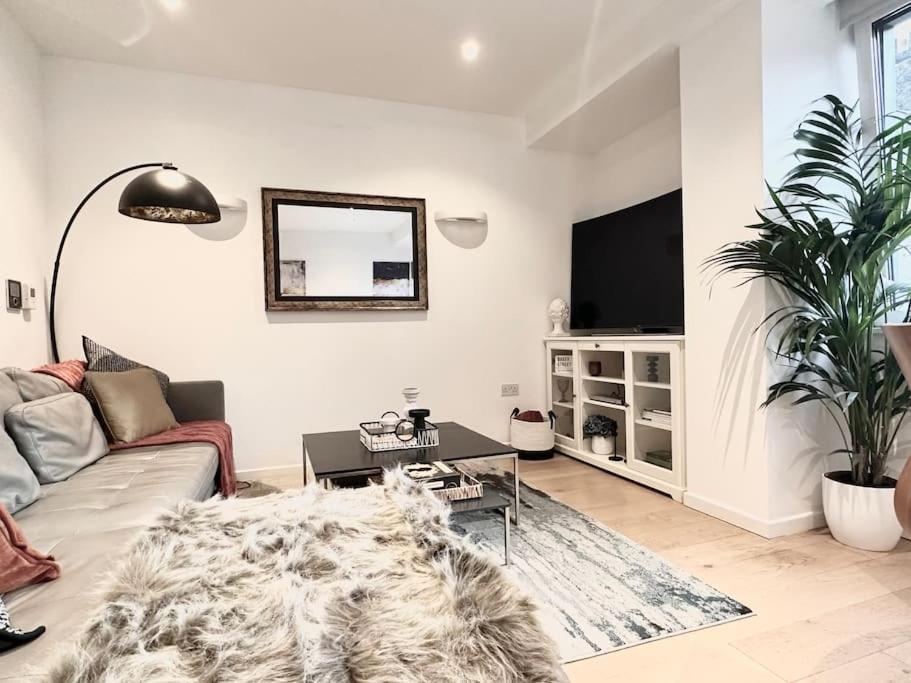 Apartment Modern 2 Bedroom In Central *