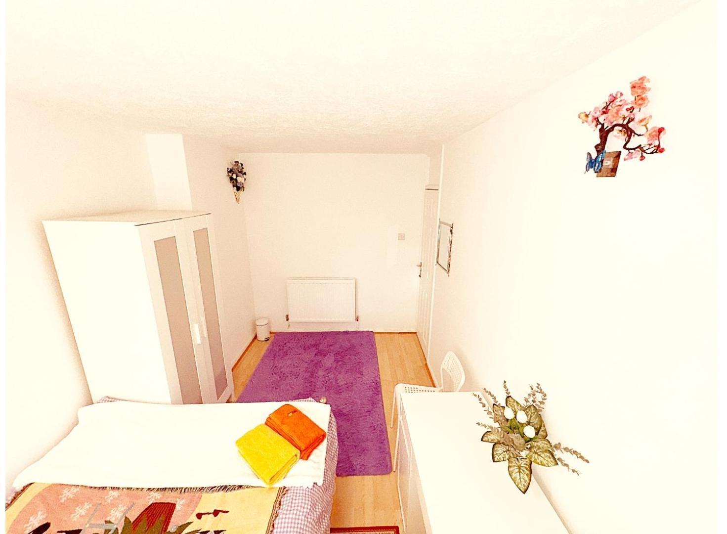 Excellent Double In Cheap Rate Around Londres