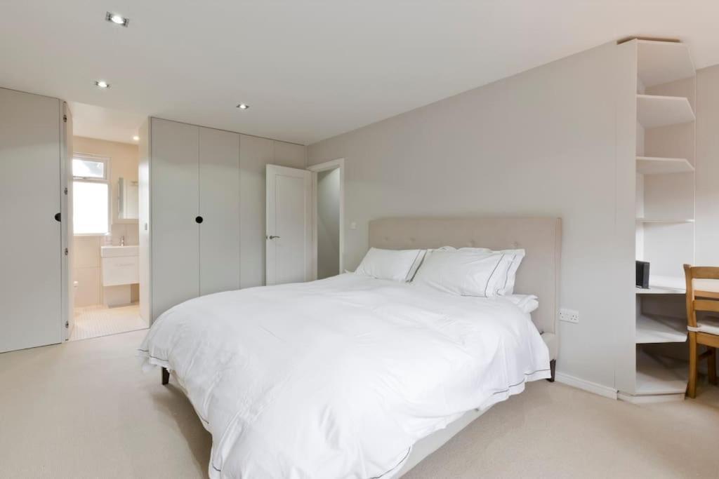 Modern Town House In Barnes, West Holiday home *