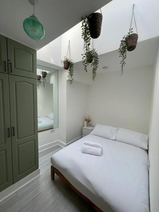 6 Bedroom In A 3 Building Complex, Great For Large Group Bookings, Location * Londen