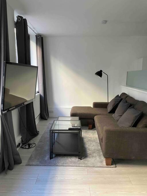 6 Bedroom In A 3 Building Complex, Great For Large Group Bookings, Location Londen