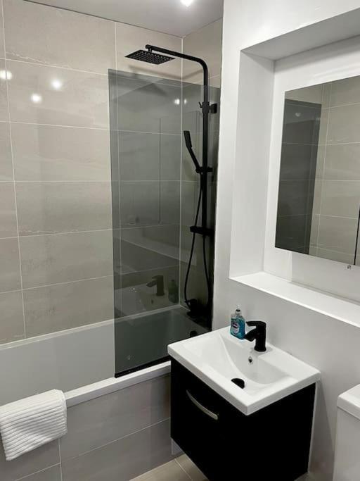 6 Bedroom In A 3 Building Complex, Great For Large Group Bookings, Location Londen
