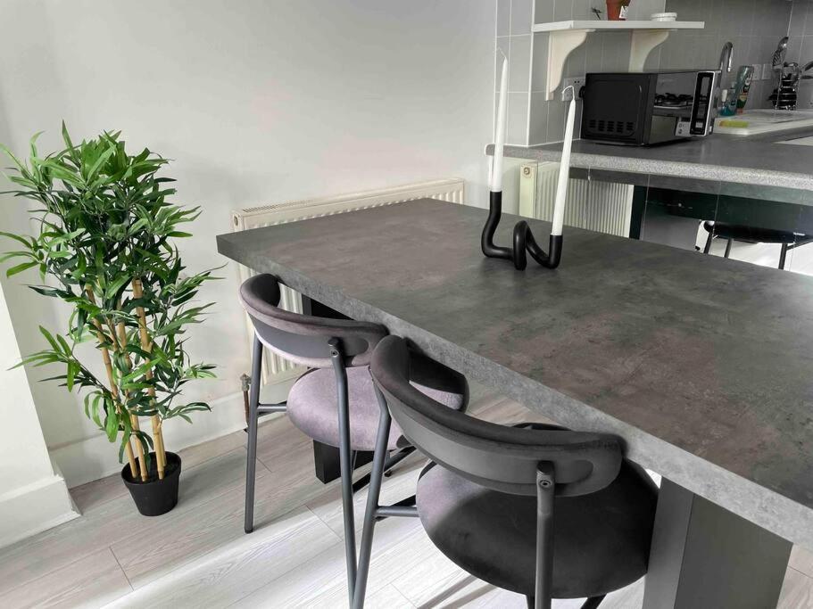 6 Bedroom In A 3 Building Complex, Great For Large Group Bookings, Location * Londen