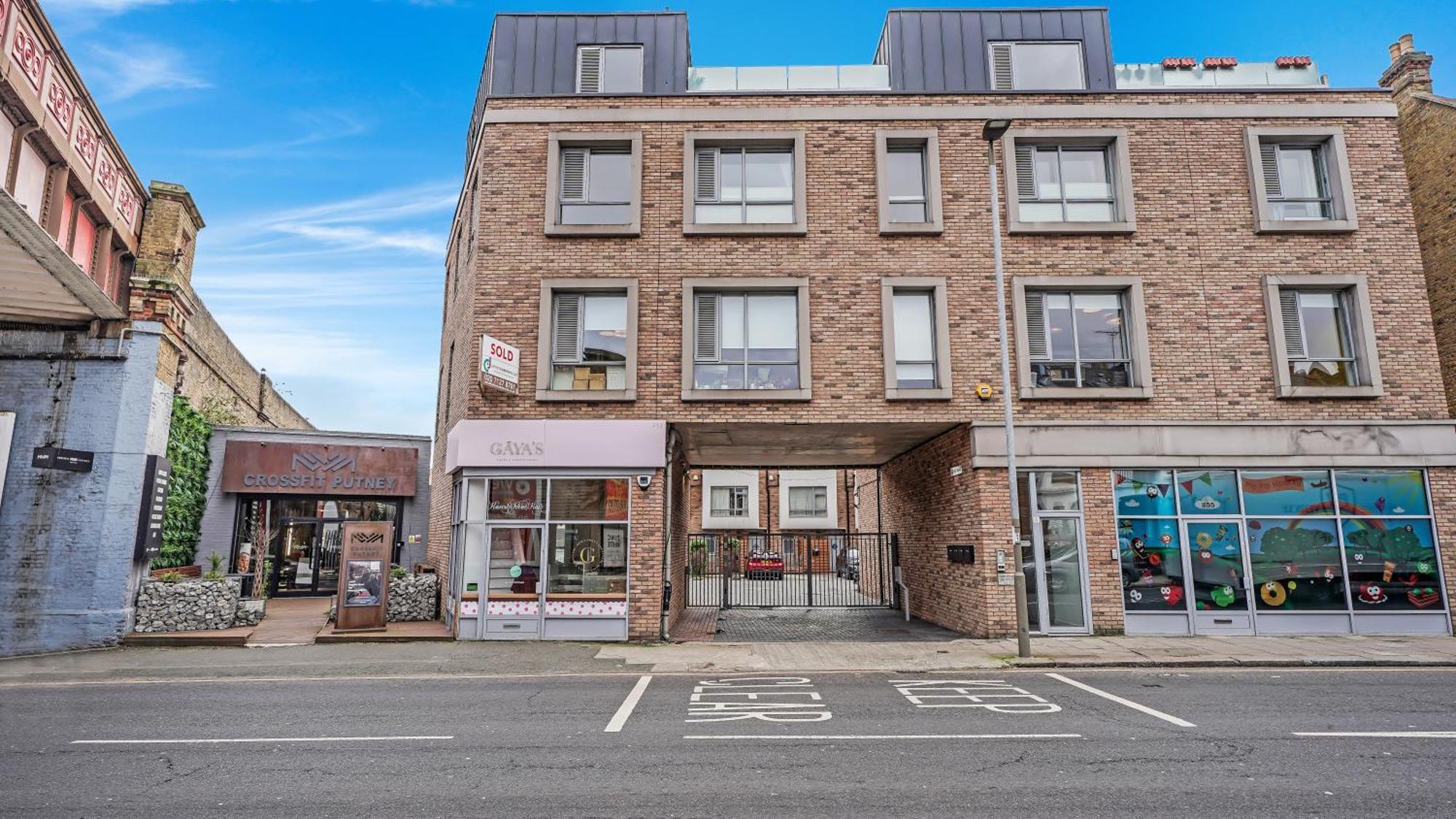 Modern And Spacious Penthouse In Putney With Free Parking *
