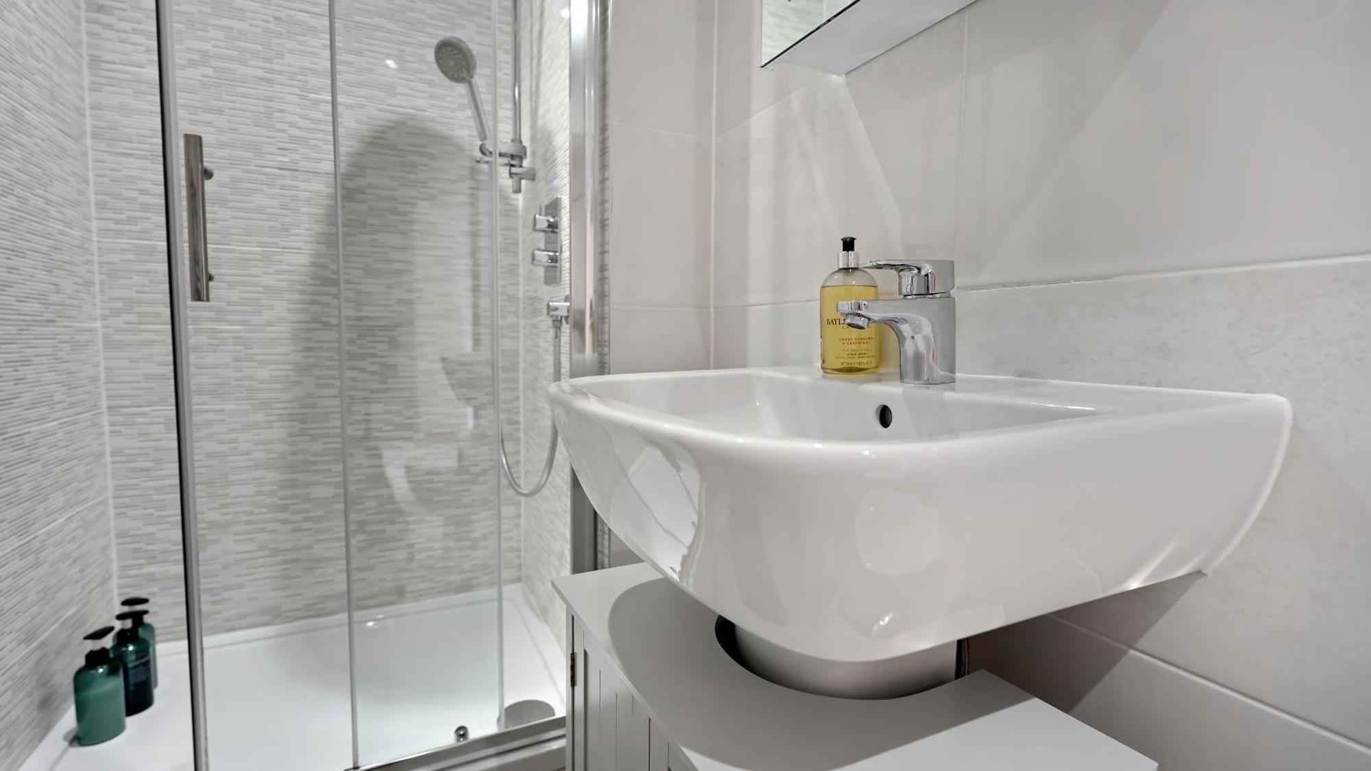 Modern And Spacious Penthouse In Putney With Free Parking London