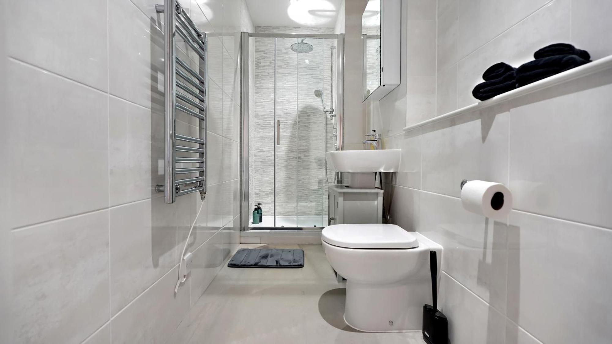 Modern And Spacious Penthouse In Putney With Free Parking *