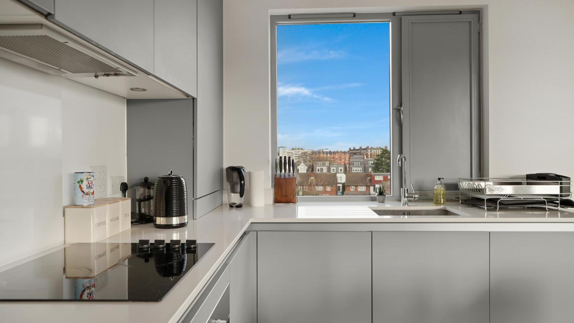 Modern And Spacious Penthouse In Putney With Free Parking *